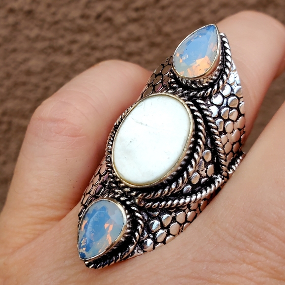 New Mother of Pearl & Milky Opal 925 Silver Statement Ring. - Picture 16 of 16